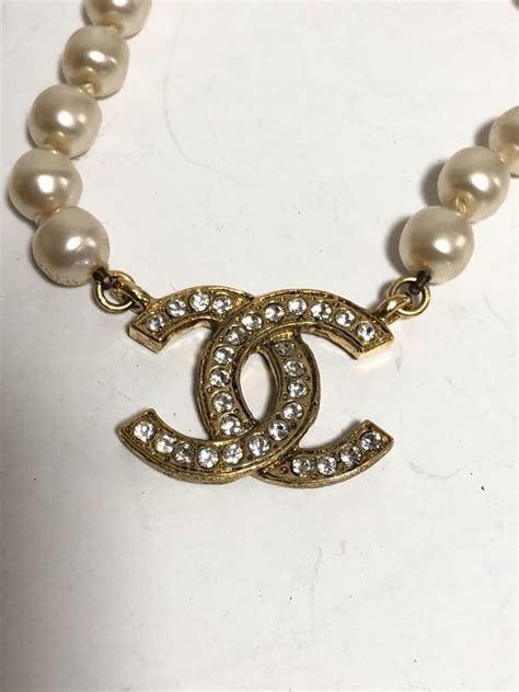 chanel perlenkette mit logo|Chanel kleidung.